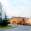 2012 - Łekno powrót klasy szkolnej z odwiedzin cmentarza przed świętem zmarłych. - panoramio